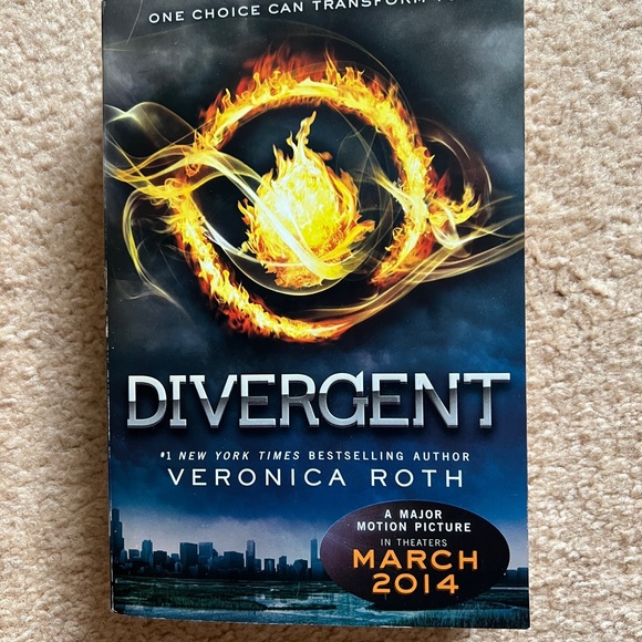 📚3/$20📚Divergent Book by Veronica Roth - Picture 1 of 4